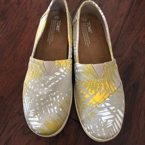 Leaf print Toms